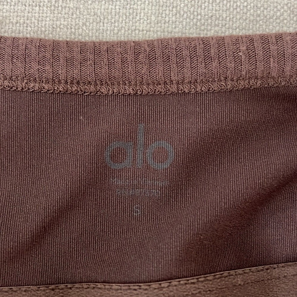 Alo Ribbed Cropped Top - Picture 3 of 3